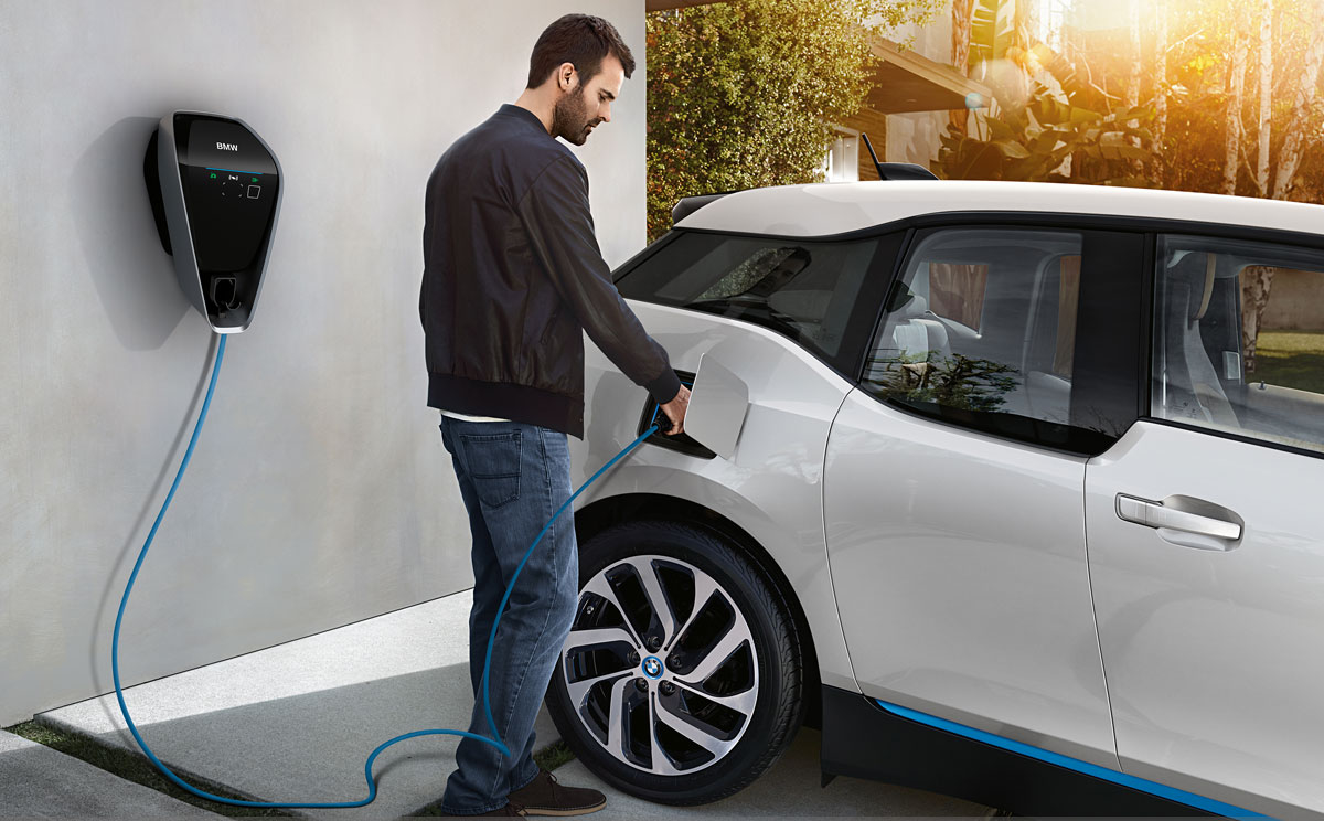 Borne de recharge Hager murale propre dans un garage, voiture électrique branchée le soir