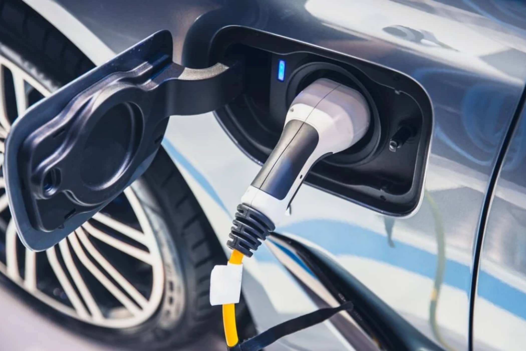 Câble de recharge branché, charge lente sur une voiture électrique
